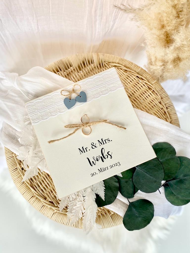 Personalisiertes Ringkissen aus Holz zur Hochzeit mit Namen und Datum
