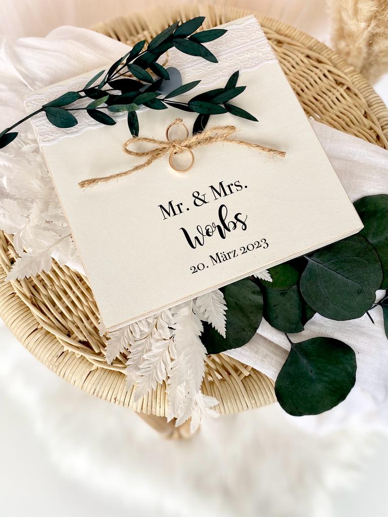 Personalisiertes Ringkissen aus Holz zur Hochzeit mit Namen und Datum