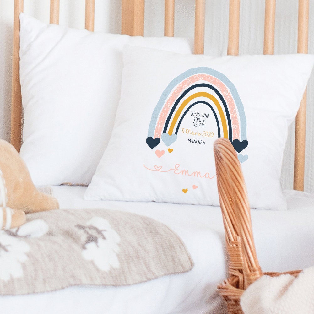 Besonderes Geburtskissen "Regenbogen" | Personalisiert mit dem Namen | Babykissen mit Gewicht, Uhrzeit, Name, Ort und Geburtsdatum | Liebevolles Babygeschenk | 2 Farbvarianten zur Auswahl
