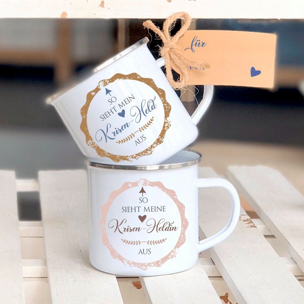 Tasse "So sieht meine Krisenheldin aus" | Schönes Geschenk u. wertschätzende Geschenkidee um Danke zu sagen | Dankeschöngeschenk für Sie u. Ihn, Helfer, Ärzte, Unterstützer | Tassengeschenk inkl. Geschenkanhänger | 2 Farbvarianten zur Auswahl