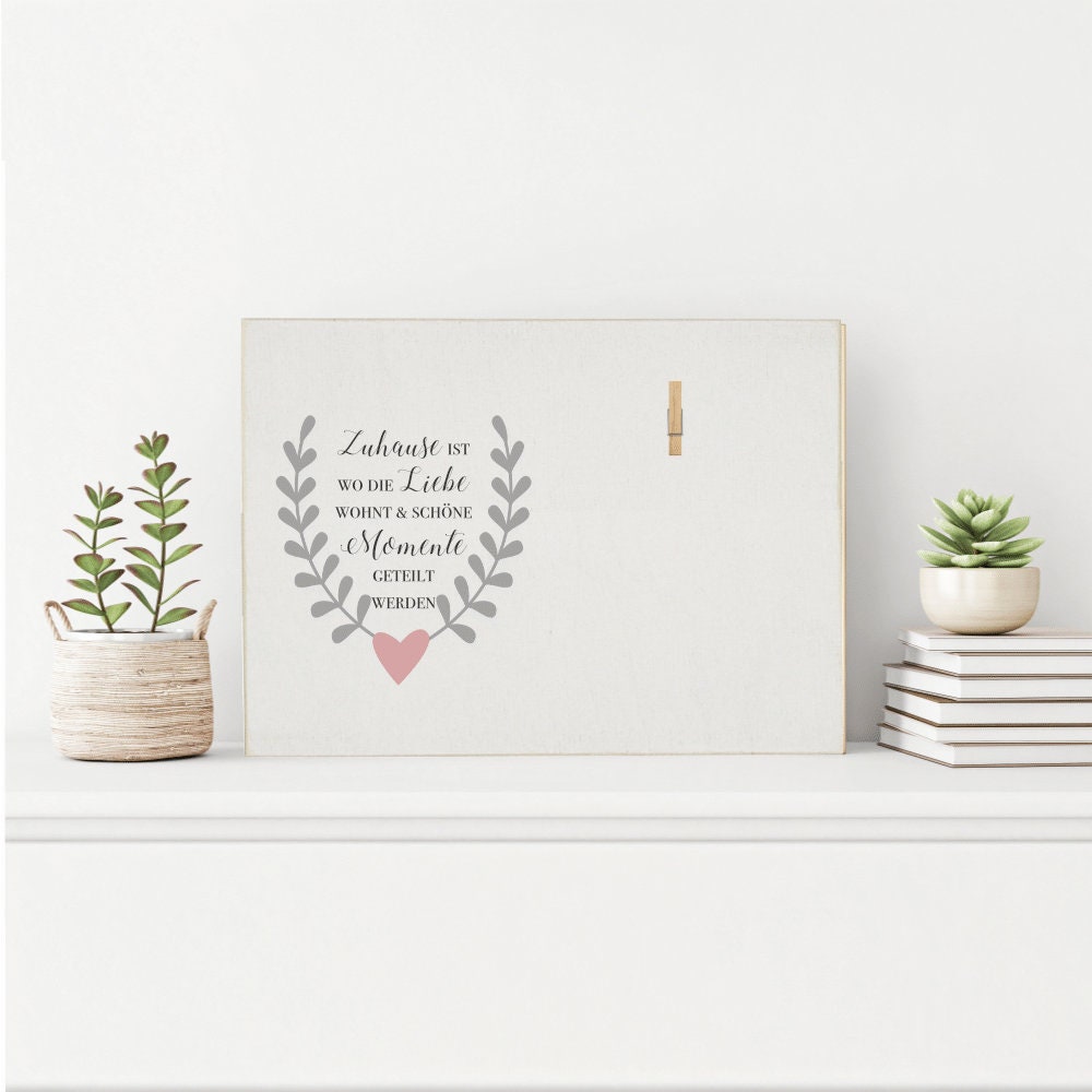 Besonderes Geschenk für die Familie und gemütliche Wohndekoration fürs Zuhause | Holzbild mit Klammer und Spruch "Zuhause ist wo die Liebe wohnt & schöne Momente geteilt werden“ | Fotogeschenk zum Anbringen eines Fotos