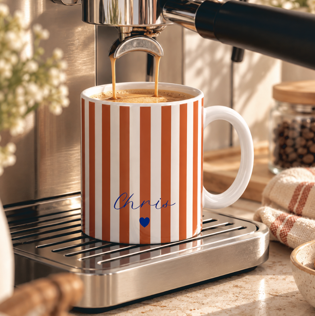 Personalisierte Keramiktasse mit Name – gestreifte Tasse mit Herz