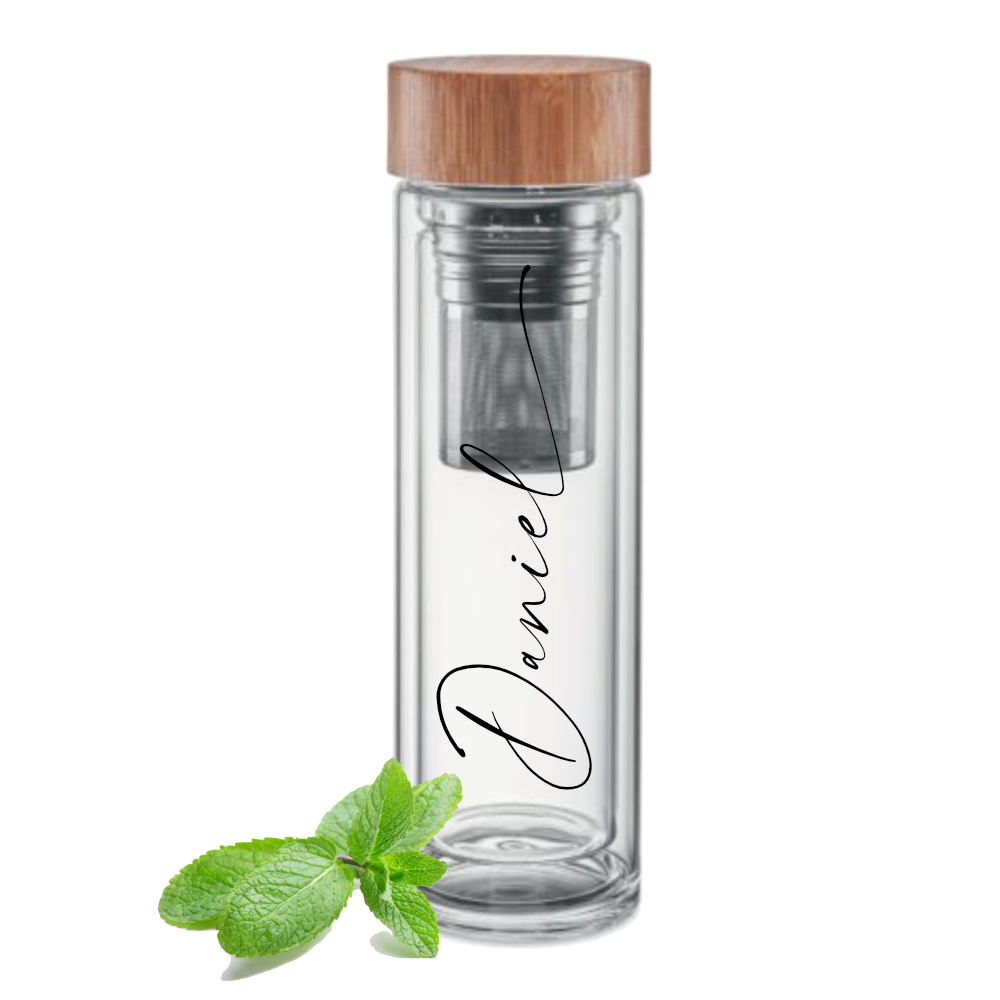 Personalisierte Wasser Trinkflasche aus Glas mit Bambusdeckel und Sieb Einsatz als individuelle Geschenkidee mit Gravur für Sie und Ihn