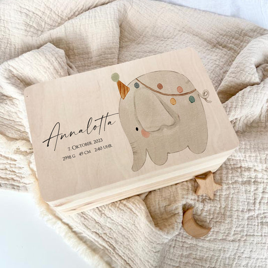 Personalisierte Erinnerungsbox für Babys, Holzkiste mit Deckel, Namen u. Geburtsdaten | Motiv: Elefant