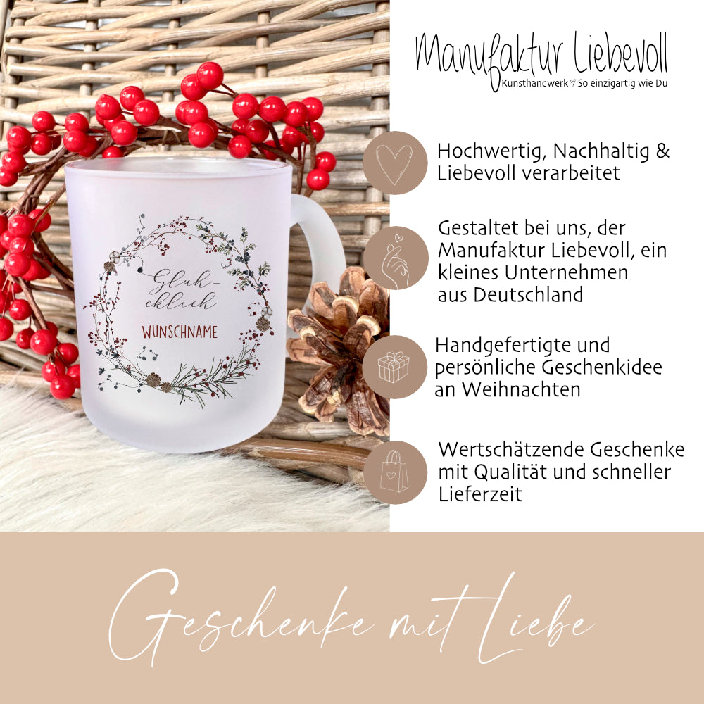 Personalisierte Glühweintasse "Glühcklich", Tasse aus Glas mit Wunschnamen und Weihnachtskranz