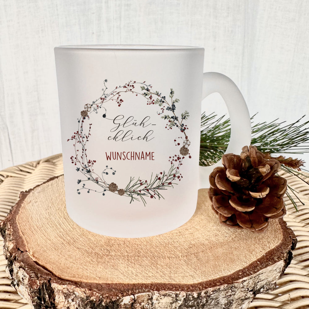 Personalisierte Glühweintasse "Glühcklich", Tasse aus Glas mit Wunschnamen und Weihnachtskranz