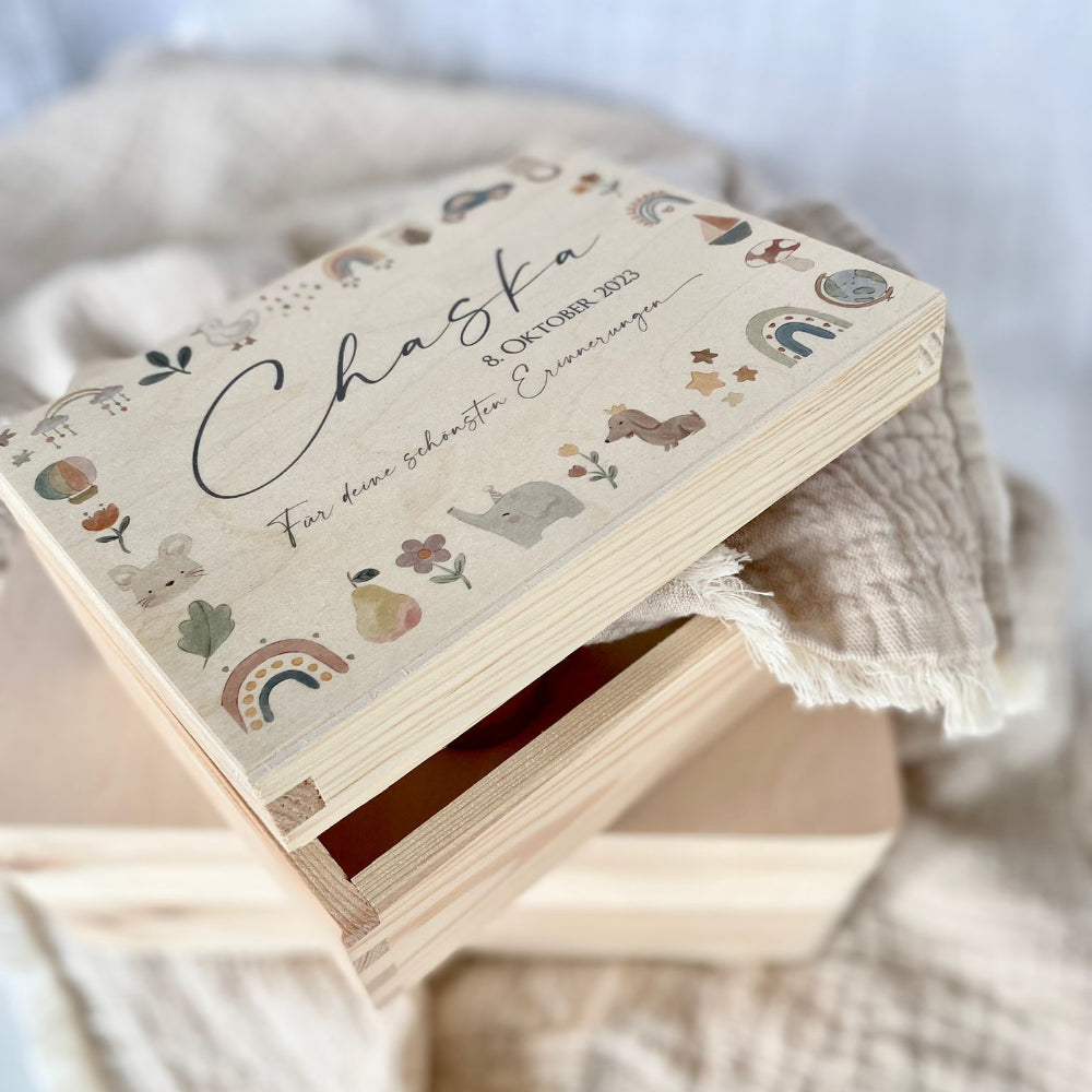 Personalisierte Holzkiste für Babys, Erinnerungsbox mit Deckel, Namen u. Geburtsdatum | Motiv: Tierkranz