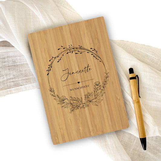 Notizbuch "Wunschtext" mit Namen und Blumenranke | Buch aus Bambus und Kugelschreiber | Persönliche Geschenkidee für Sie u. Ihn