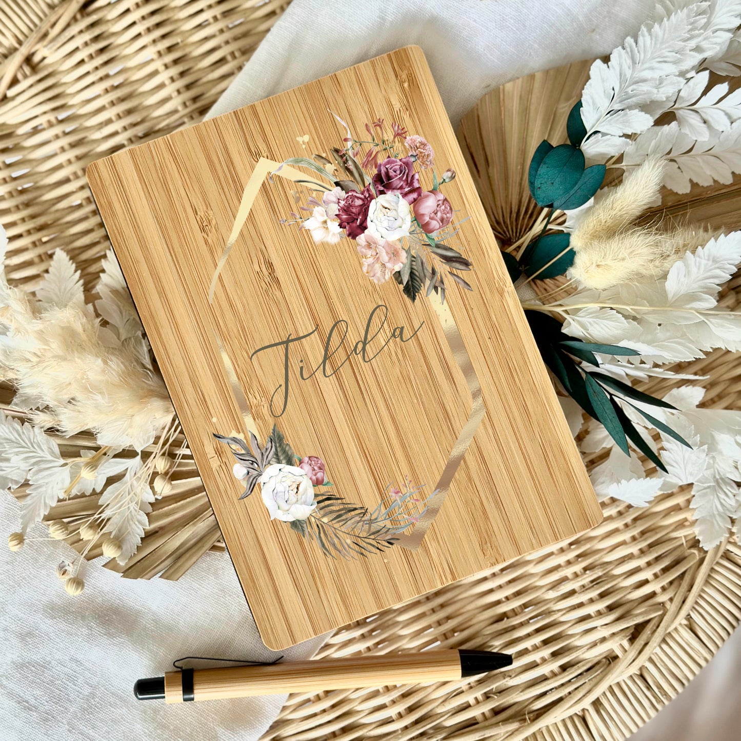 Boho Notizbuch mit Namen und Blumenkranz | Personalisiertes Buch aus Bambus und Kugelschreiber | Persönliche Geschenkidee für Sie