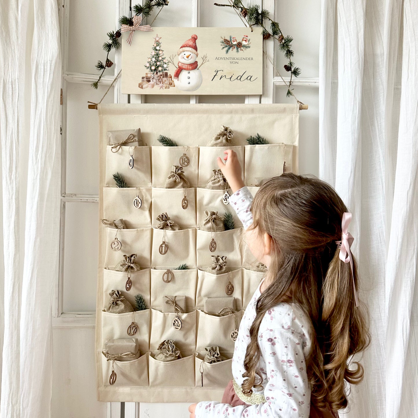 Adventskalender mit Namen Schneemann Holzschild Zahlen & Jutesäckchen Kinder Adventskalender Befüllen für Mädchen Jungen