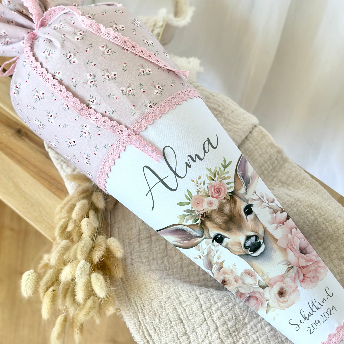 Personalisierte rosa Stoff Zuckertüte Rehkitz Schultüte Bambi für Mädchen mit Namen Einschulungstüte Einschulung Datum Blumen Füllkissen 70 cm I Optional mit Füllkissen und Spitzenschutz