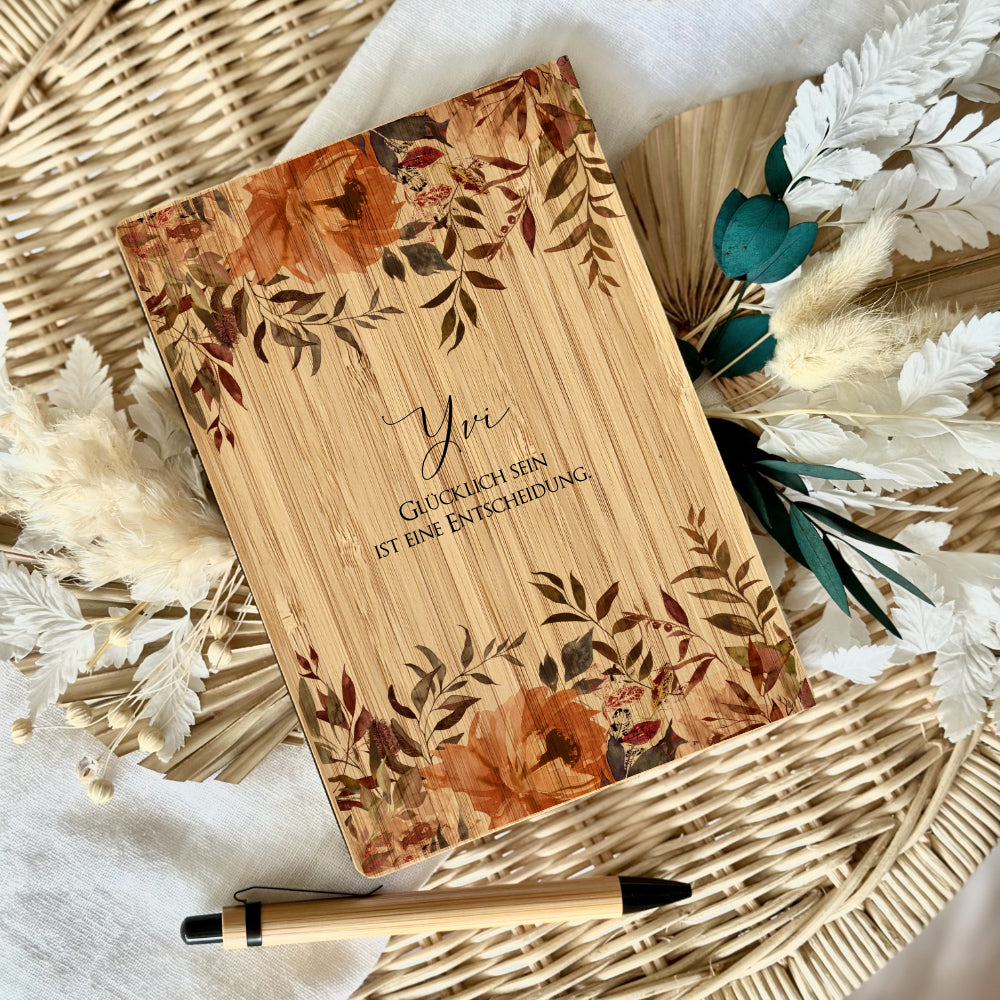 Notizbuch "Glücklich sein" mit Namen und Blumen | Personalisiertes Buch aus Bambus und Kugelschreiber | Persönliche Geschenkidee für Sie
