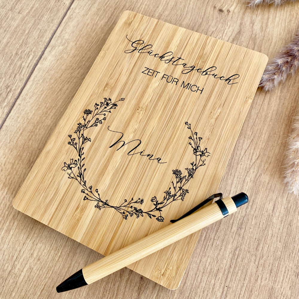 Glückstagebuch - Zeit für mich | Personalisiertes Tagebuch für Gedanken, Achtsamkeit und Erinnerungen | Notizbuch mit Name und floralen Blumenkranz