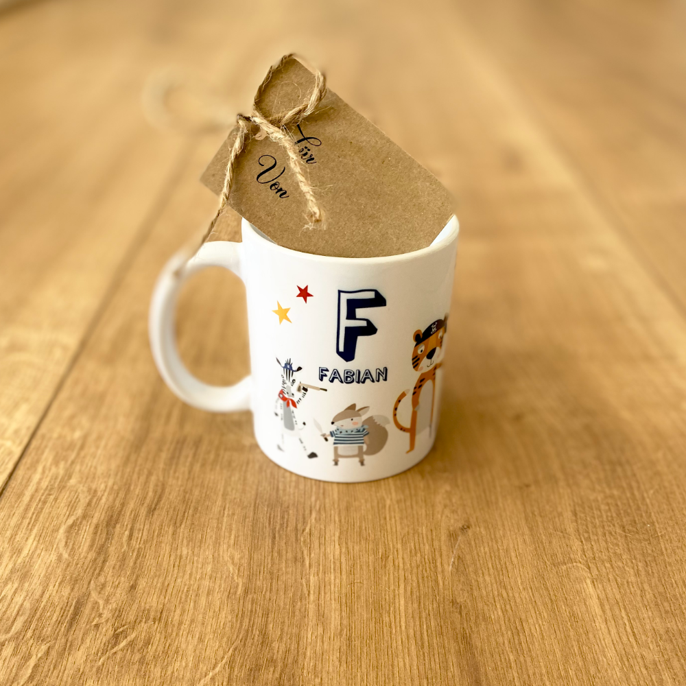 Kindergeschenk. Tasse mit Namen für Jungen.