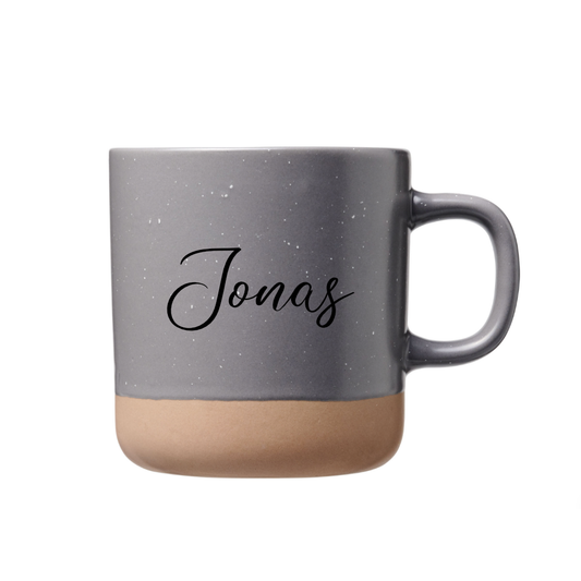 Tasse Stein in Grau mit dem Namen personalisiert.