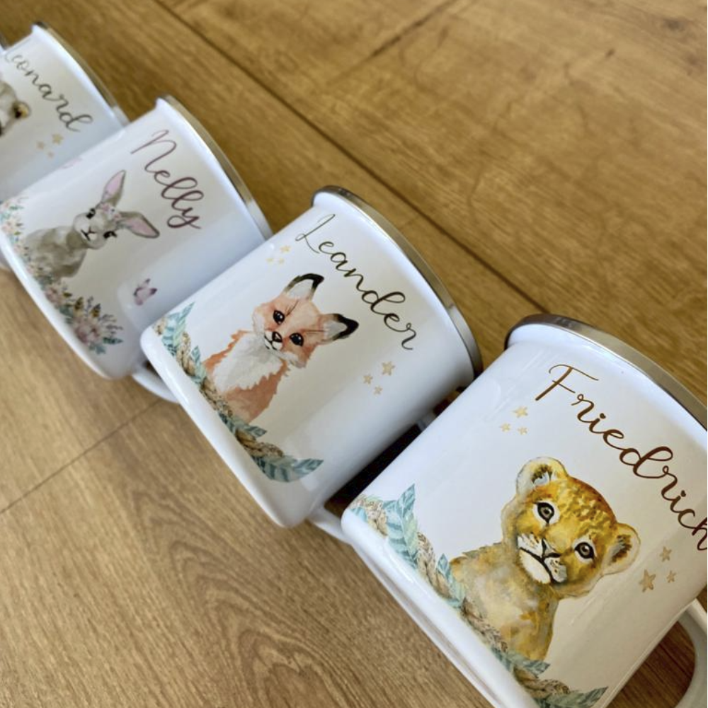 Kindertasse Waschbär mit Namen des Kindes | Trinkbecher aus Emaille für Mädchen u. Jungen I Personalisierte Tasse als tolles Geschenk  | 4 Motivvarianten zur Auswahl