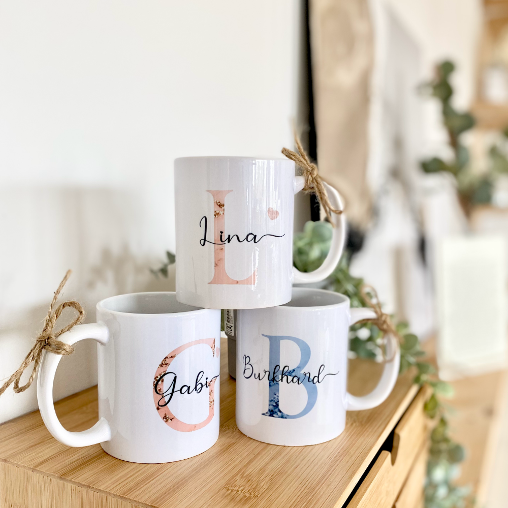 Handgefertigte Geschenkidee. Tasse mit mit Namen und Buchstaben.