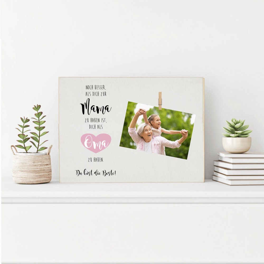 Fotogeschenk mit Spruch "Noch besser, als dich zur Mama zu haben ist, dich als Oma zu haben. Du bist die Beste!" | Besonderes Geschenk für Mütter und Großmütter | DIY Holzbild zum selbstständigen Befestigen eines Fotos