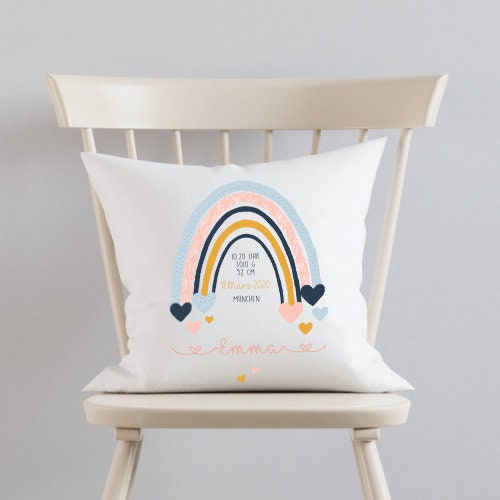 Schönes Babykissen "Regenbogen" zur Geburt u. Taufe | Handgefertigt mit dem Namen des Babys | Babygeschenk mit Gewicht, Uhrzeit, Name, Ort und Geburtsdatum | 2 Farbvarianten zur Auswahl