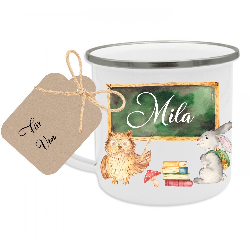 Tasse zur Einschulung mit dem Namen des Schulkindes | Niedliche Waldtiere mit Schultafel und Name des Kindes | Inkl. Geschenkanhänger zum Schulanfang