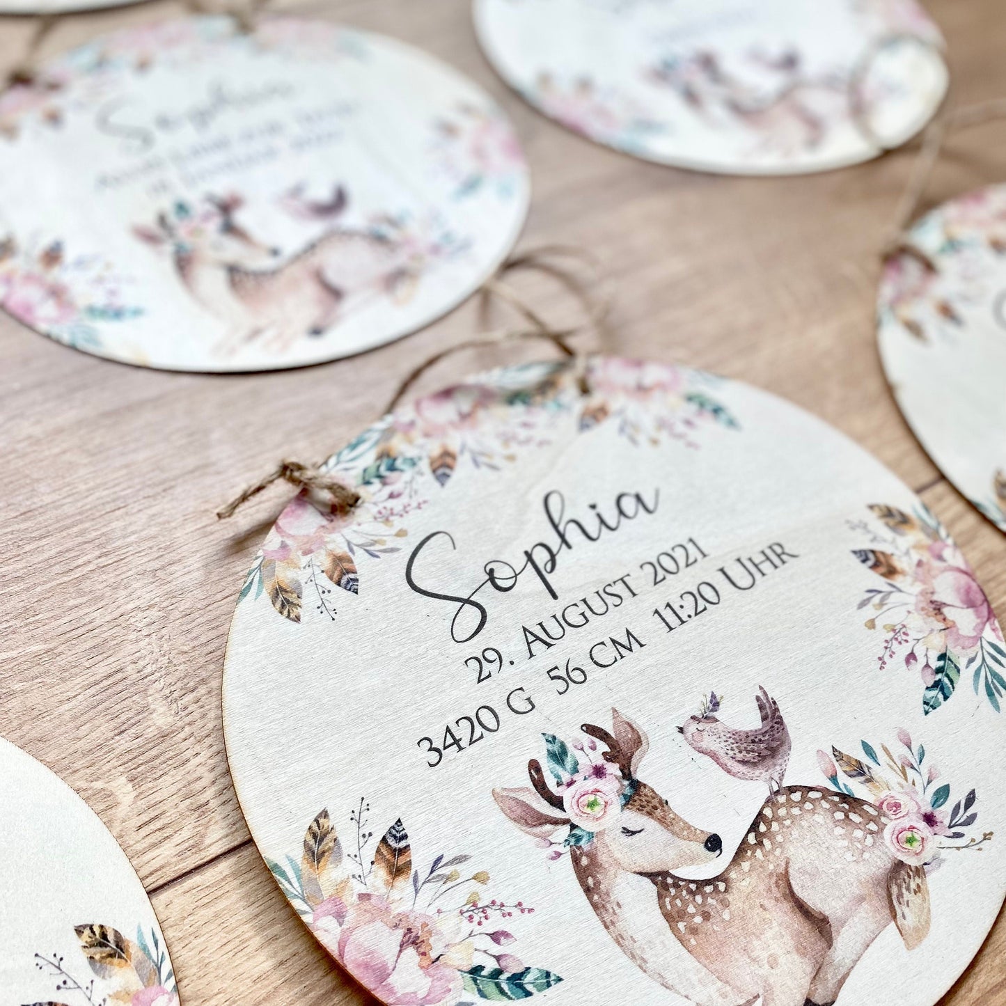 Schild "Geburtstagskind" mit Namen | Liebevoll handgefertigtes Holzschild für Mädchen mit einem Reh zum Geburtstag | Besondere Geburtstagsdekoration | 2 Motivvarianten zur Auswahl