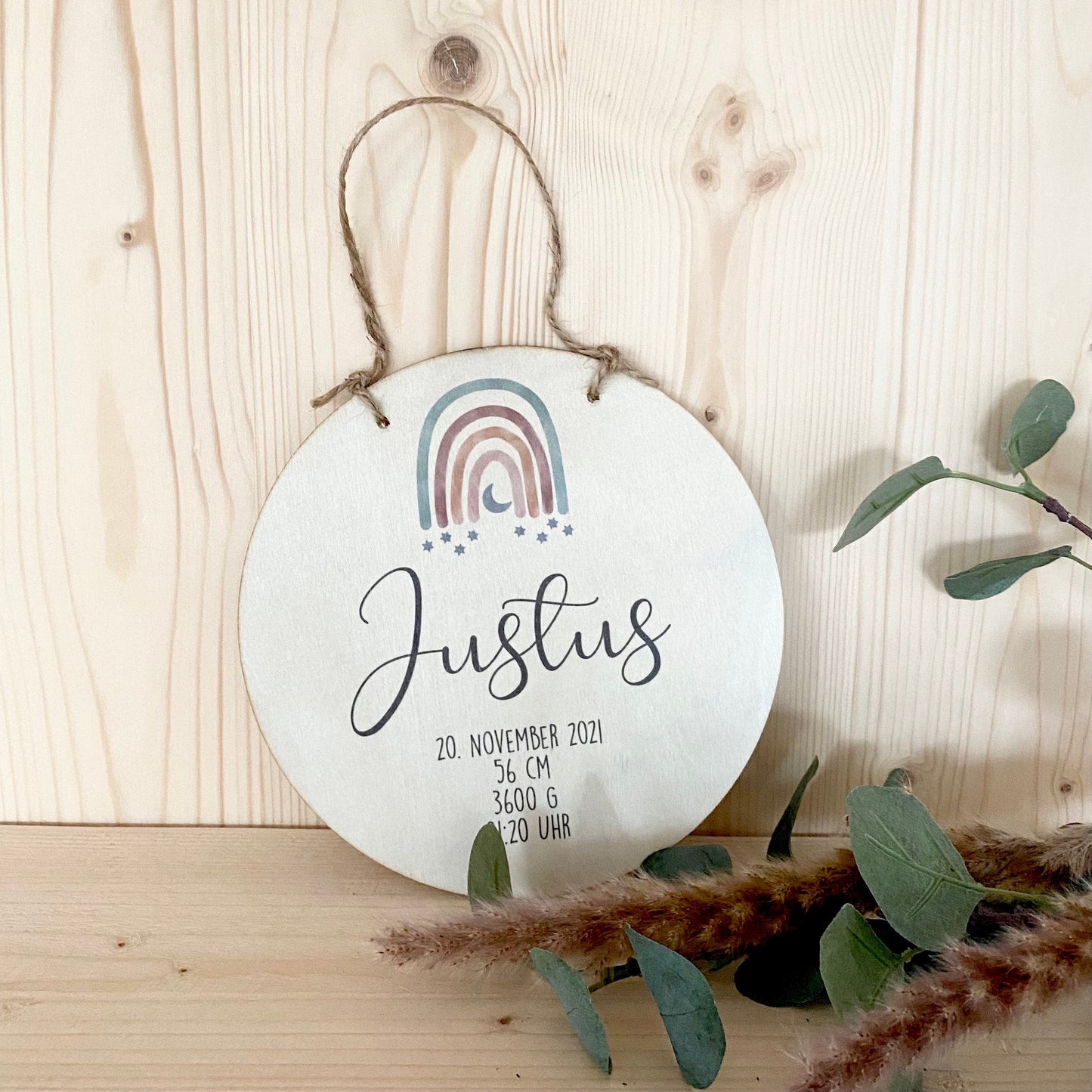 Rundes Namensschild "Regenbogen" | Personalisiert mit dem Namen des Babys. u. Kindes | Liebevolle Deko für das Baby- und Kinderzimmer aus Holz und personalisiertes Geschenk zur Geburt u. Taufe | Türschild in 6 Motivvarianten für Jungen und Mädchen