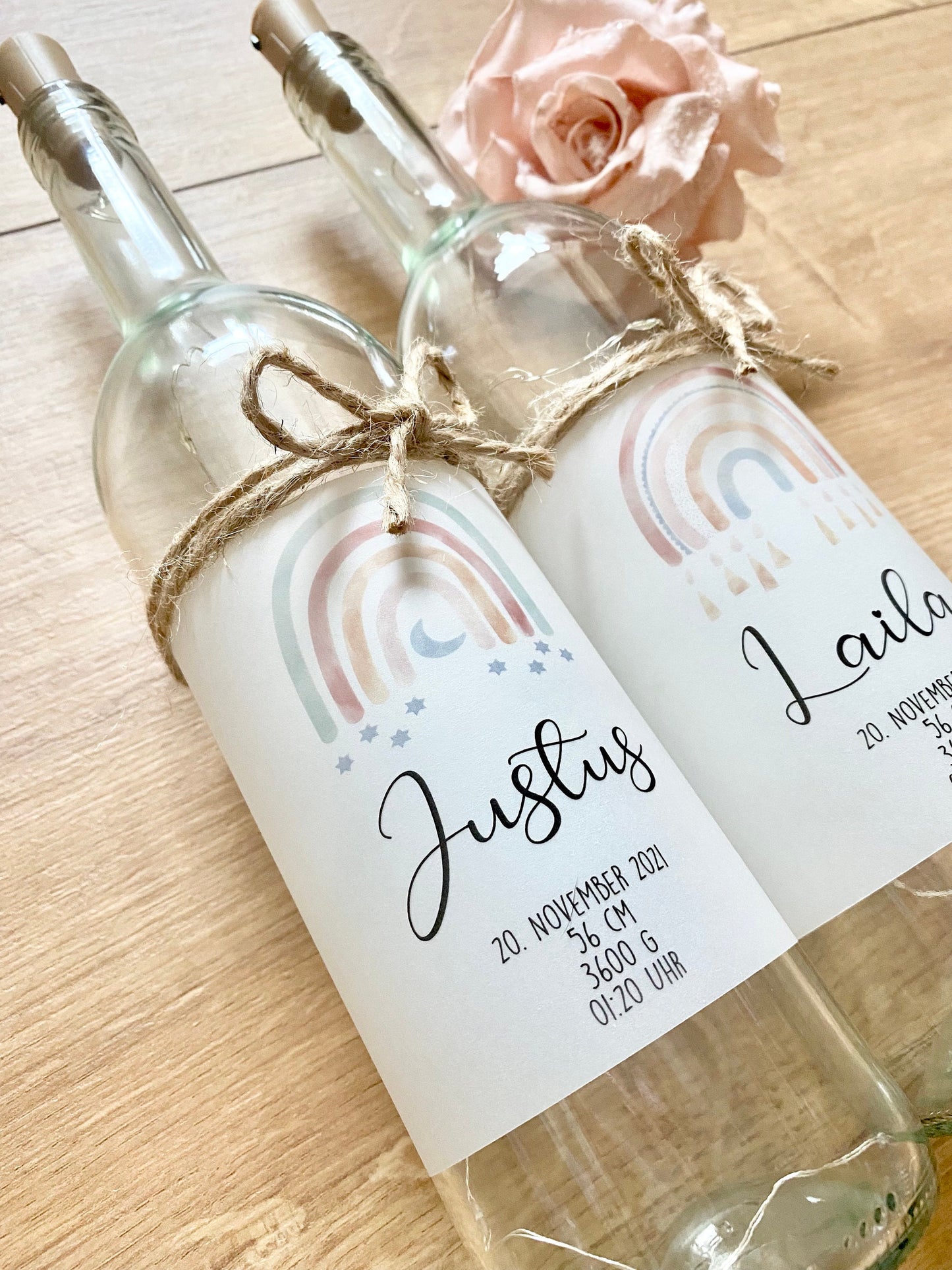 Flaschenlicht mit den Geburtsdaten des Babys | Leuchtflasche mit Namen des Babys | Glasflasche mit Regenbogen, Datum, Größe, Gewicht, Uhrzeit u. Ort | Lichterkette mit buntem Licht | 2 Motivvarianten zur Auswahl